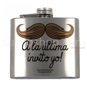 Petaca para boda, con diseño de bigote y frase: a la ultima invito yo. 5oz