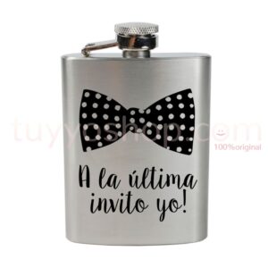 Petaca personalizada para boda con el texto a la última invito yo. 4oz