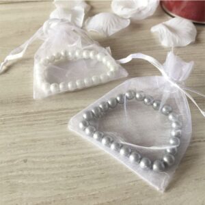 Pulsera de perlas presentada en bolsa de organza.