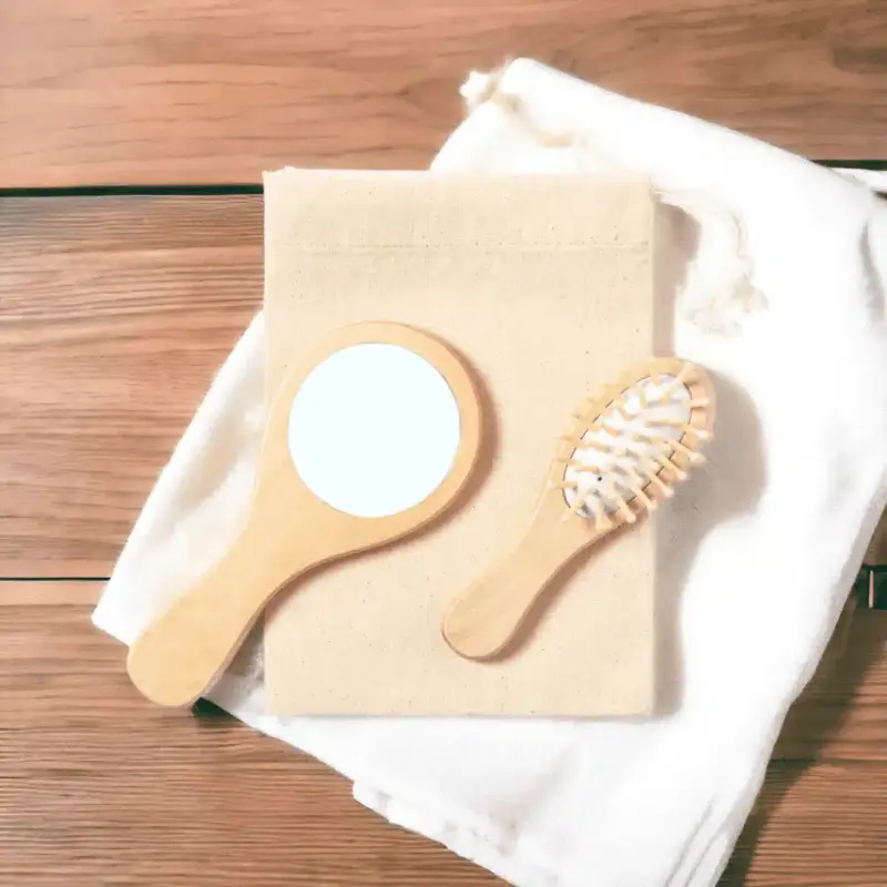 Set cepillo y espejo de madera en bolsa de algodón