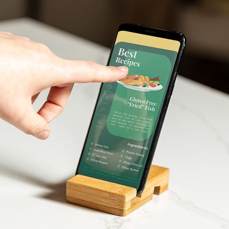 Soporte para móvil y tablet. Bambú. Opción de personalizar soporte personalizado para movil ambiente3