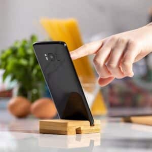 Soporte para móvil y tablet. Bambú. Opción de personalizar soporte personalizado para movil ambiente4