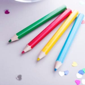 Taza para niños. Crea tu propio dibujo. Incluye lápices y primeras plantillas.