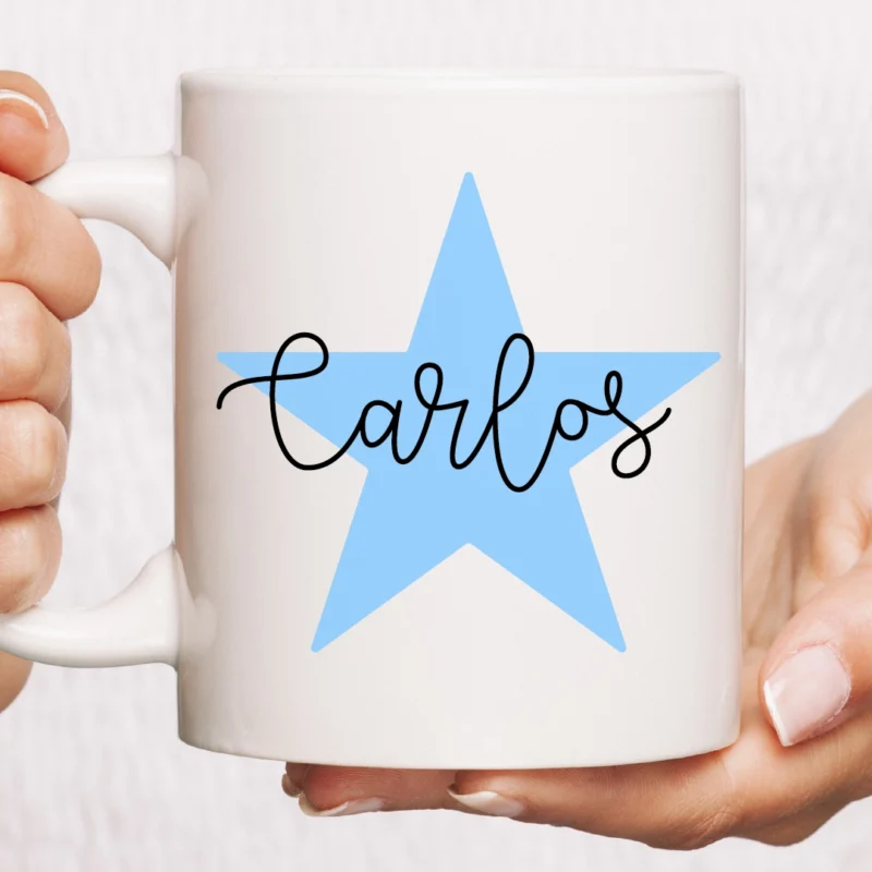 Taza regalo comunión niño personalizada estrella azul nombre Carlos manos sosteniendo.
