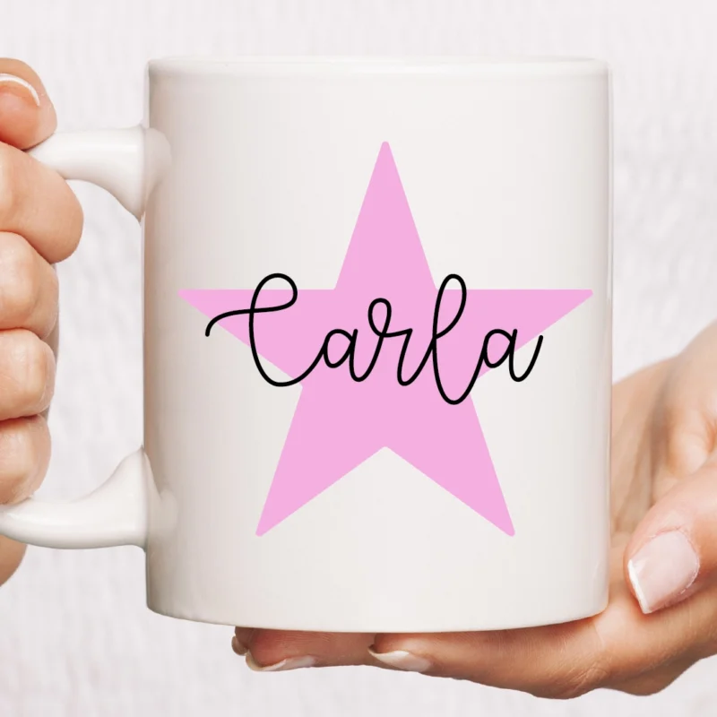 Taza de cerámica blanca personalizada para comunión niña con estrella rosa y nombre Carla.